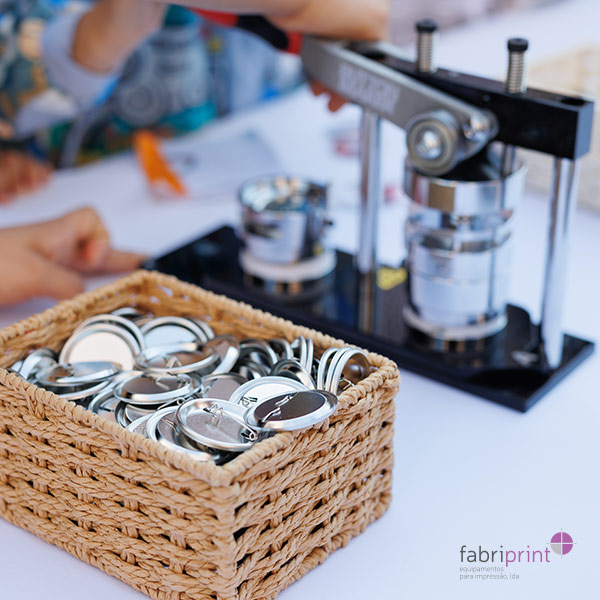 <strong>Como usar uma máquina para fazer pins e crachás: veja a utilidade e os passos a seguir</strong>